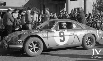 Jean-Luc Thérier-Marcel Callewaert (Alpine-Renault A110 1600) en el control de Montjuïc del Rallye Monte-Carlo 1971, recién llegados de Marrakech (Foto: Jordi Viñals)